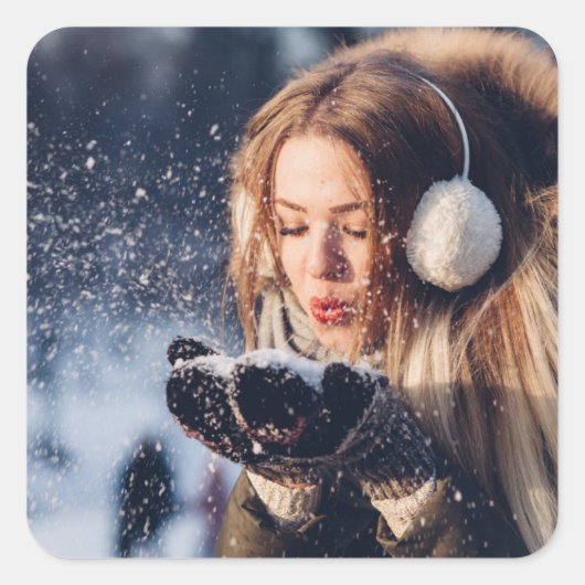 Kerstwintermeisje blaast sneeuw in haar hand vierkante sticker (Voorkant)