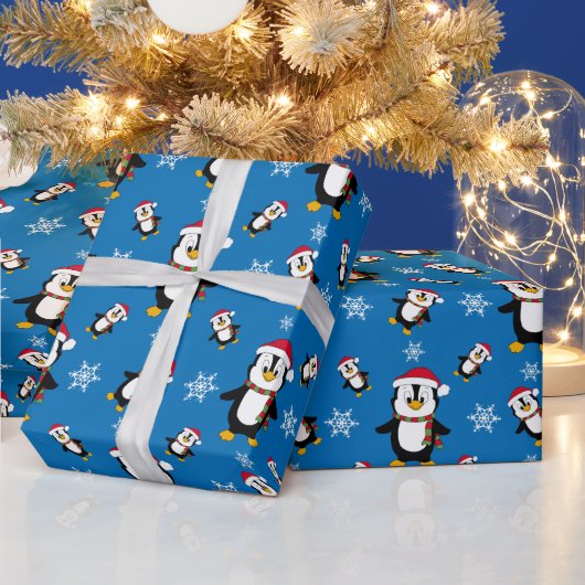 Kerstwinterpinguïn op aangepaste blauwe achtergron cadeaupapier (Feestdagen)