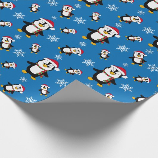 Kerstwinterpinguïn op aangepaste blauwe achtergron cadeaupapier (Hoek)