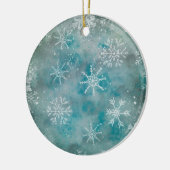 Kerstwinterwitte sneeuwvlokken op blauw keramisch ornament (Links)