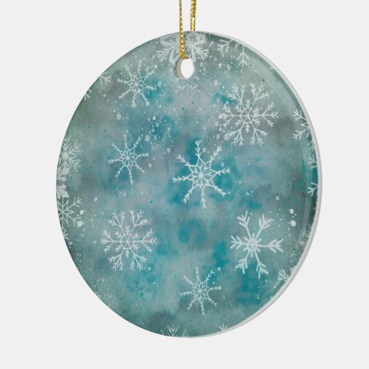 Kerstwinterwitte sneeuwvlokken op blauw keramisch ornament (Links)