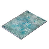 Kerstwinterwitte sneeuwvlokken op blauw notitieboek (Linkerzijde)