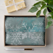 Kerstwinterwitte sneeuwvlokken op blauw tissuepapier (Geschenk)