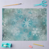Kerstwinterwitte sneeuwvlokken op blauw tissuepapier (Craft)
