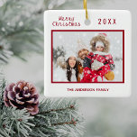 Kerstwit rode foto familie elegant eenvoudig keramisch ornament<br><div class="desc">Een elegante witte achtergrond. De tekst: Vrolijk kerstfeest met een rood,  met de hand geschreven lettertype,  letters. Sjabloon voor je eigen familiefoto en familienaam en jaar in een slim rood lijst. Perfect als cadeau of als keepjestje voor je eigen familie.</div>