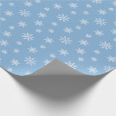Kerstwitte sneeuwvlokken op babyblauwe achtergrond cadeaupapier (Hoek)