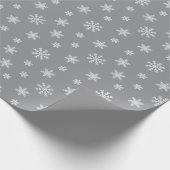 Kerstwitte sneeuwvlokken op grijze achtergrond cadeaupapier (Hoek)
