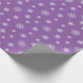 Kerstwitte sneeuwvlokken op paarse achtergrond cadeaupapier (Hoek)