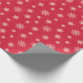 Kerstwitte sneeuwvlokken op rode achtergrond cadeaupapier (Hoek)