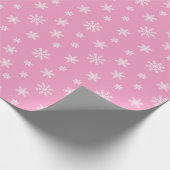Kerstwitte sneeuwvlokken op roze achtergrond cadeaupapier (Hoek)