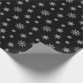 Kerstwitte sneeuwvlokken op zwarte achtergrond cadeaupapier (Hoek)
