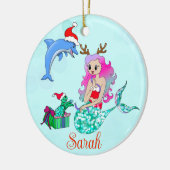 Kerstzeemeermin die cadeautjes opent keramisch ornament (Links)