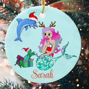 Kerstzeemeermin die cadeautjes opent keramisch ornament