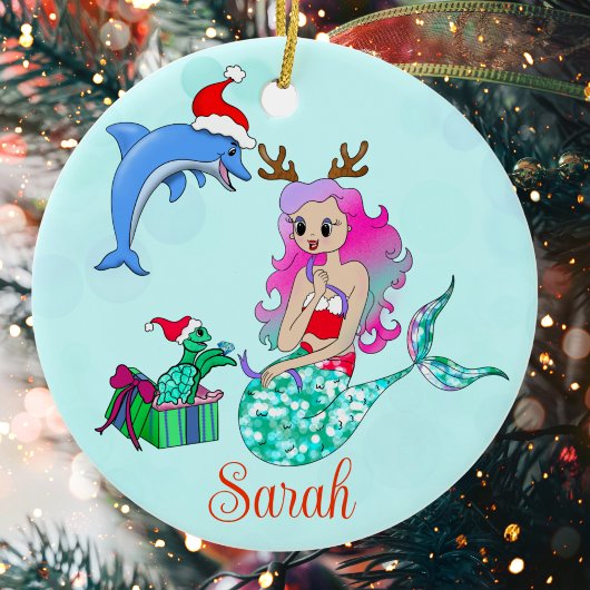 Kerstzeemeermin die cadeautjes opent keramisch ornament