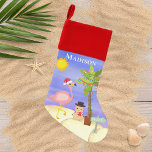 kerstzomerflamingo Beach Persoonlijke naam Kerstsok<br><div class="desc">Dit ontwerp is voorzien van een schattig kerststrand met een feestelijke tropische flamingo met een kersthoed,  kerstlichten op een palmboom en zandige sneeuwman op het strand. Ideaal voor mensen die een tropische of zomerkerst vieren #Kerstmis #summerkerstmis #tropicalkerstmis #flamingo #gifts #christmasdecor #christelijke maaien #kousen #zaagjes #giftsforkids</div>