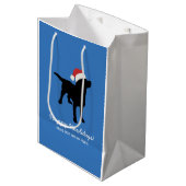Kerstzwart lab met Pet voor kerstmis Medium Cadeauzakje (Voorkant Gekanteld)