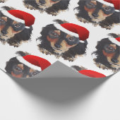 Kerstzwarte Tan Long Haire Doxie Santa Hat Cadeaupapier (Hoek)