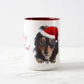 Kerstzwarte Tan Long Haire Doxie Santa Hat Tweekleurige Koffiemok (Center)