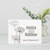 Kervel moderne bloem bruin bruiloft uitnodigen kaart (Staand voorkant)