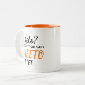 Keto? Ik dacht dat je zei: "CHEETO Diet..." Tweeto Tweekleurige Koffiemok (Voorkant links)