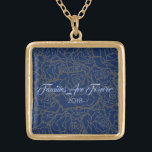 Ketting Blue & Golden Roos-families zijn voor alti<br><div class="desc">Ketting weergegeven in Gouden Toon met een Gouden multi-roos print over Deep Blue achtergrond en tekst van "Families Are Forever 2018" in fancy script van Lichtblauw. Pas dit ketting aan met een speciale datum of / en kies uw stijl of verander kleuren. Of koop zoals ontworpen. Verkrijgbaar in Sterling Silver...</div>