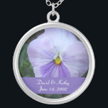 Ketting lavender Pansy Flower<br><div class="desc">Dit is een Lavender Pansy-bloem. Het maakt een geweldig cadeau voor een geliefde. De namen en de Datum kunnen in uw worden veranderd. Voer ze in de tekstvakken rechts in. Bekijk mijn andere kettingen in mijn winkel.</div>
