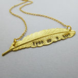 Ketting met handgestampte doezelaar<br><div class="desc">Dit originele ontwerp bevat een zeer gedetailleerde vederhanger die met de hand is voorzien van de woorden "vrij als vogel" en die uit een hoogwaardige, dagelijkse keten hangt. Elke brief wordt individueel door me gestempeld tegelijkertijd zodat zal de groepering van karakters, het uit elkaar plaatsen, en de diepte van de...</div>