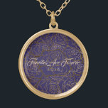 Ketting Paarse en gouden Roos-families zijn nooit<br><div class="desc">Ketting getoond in Gold tone met een Golden Taupe multi-roos druk over een Violet Paarse achtergrond en tekst van "Families are Forever 2018" in fancy manuscript van Taupe. Pas dit ketting aan met een speciale datum of/en kies uw stijl of verander kleuren. Of koop zoals ontworpen.</div>