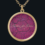 Ketting roze en gouden Rozen-families zijn altijd<br><div class="desc">Ketting weergegeven in Gouden Toon met een gelaagde multi-roos print over een dieproze achtergrond en tekst van "Families Are Forever 2018" in fancy script van Taupe. Pas dit ketting aan met een speciale datum of / en kies uw stijl of verander kleuren. Of koop zoals ontworpen. Ook verkrijgbaar in Sterling...</div>