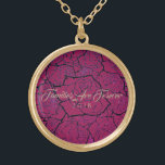 Ketting roze en gouden Rozen-families zijn altijd<br><div class="desc">Ketting weergegeven in Gouden Toon met een gelaagde multi-roos print over een dieproze achtergrond en tekst van "Families Are Forever 2018" in fancy script van Taupe. Pas dit ketting aan met een speciale datum of / en kies uw stijl of verander kleuren. Of koop zoals ontworpen. Ook verkrijgbaar in Sterling...</div>