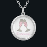 Ketting van de Bridesmaid Pink Champagne Wedding P<br><div class="desc">Ketting heeft een originele markeringsillustratie van twee glazen roze champagne met BRIDESMAID in een leuk lettertype. Een geweldig cadeau voor bruidsmeisje/bruidfeest!</div>