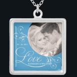 Ketting van de Tegenhanger van de Foto van het<br><div class="desc">VOEG UW FOTO TOE -- De elegante en romantische gepersonaliseerde Kettingen van de Foto van het Verloving en van het Huwelijk, met een aanraking van vintage charme. Het blauw van China van Wedgewood maakte met lichte en gevoelige Victoriaans wervelingen in orde en stileerde prachtig manuscripttekst. Voeg enkel de naam van...</div>