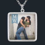 Ketting van Love Couple Photo & Initialen Monogram<br><div class="desc">Viel je liefde op met een mooie hanger die een foto van het paar en hun initialen bevat.  Ideaal voor een verloving,  bruiloft of cadeau van Valentijns. Witte tekst op een zachte blauwe vlag.</div>