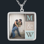 Ketting van Love Couple Photo & Initialen Monogram<br><div class="desc">Mooie hanger aangepast met je foto en initialen. Maakt een mooi cadeau voor verloving,  bruiloft of jubileum.</div>