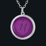 Ketting van Paarse en zwarte hartritmeweddenschapp<br><div class="desc">Onze mooie paarse en zwarte gothische bruiloft nackletsen zijn donker,  maar mooi met ons artistieke rolontwerp. Zij worden ontworpen in een collectie van verscheidene punten zodat kan uw volledige bruiloft met de zelfde stijl worden gecoördineerd!</div>