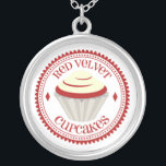 Ketting van Red Velvet Cupcake<br><div class="desc">Een ketting met een afbeelding van een rode fluwelen cupcake met witte ijsvorming in een decoratieve rode en witte cirkel met rode tekst.</div>