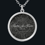 Ketting zwart & zilver Rozen-families zijn voor al<br><div class="desc">Ketting in Silver verguld met een Grijze multi-roos print op zwarte achtergrond en tekst van "Families Are Forever 2018" in fancy script van Winter White. Pas dit ketting aan met een speciale datum of / en kies uw stijl of verander kleuren. Of koop zoals ontworpen.</div>