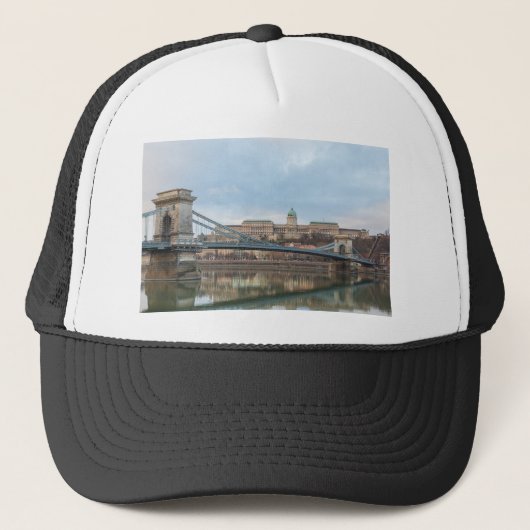 Kettingbrug met Buda Castle Hungary Boedapest Trucker Pet (Voorkant)