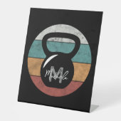  kettlebell aangepast monogram initiaal reclamebord met voetstuk (Voorkant)