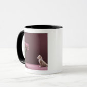 Keuken die naar vaas van rozen kijken mok (Voorkant links)