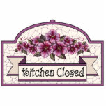"Keuken gesloten" - Decoratief teken - 05 Staand Fotobeeldje<br><div class="desc">Ruby rozen op crème: Dit punt maakt deel uit van een groot collectie van mengeling & gelijke giften allen met de zelfde basisontwerpelementen. Het oorspronkelijke ontwerp was met de hand geschilderd en bevat ruby rozen op een crèmeachtergrond, maroon- en crèmecheques en strepen, en een roomkleurige kant op een roerachtergrond of...</div>