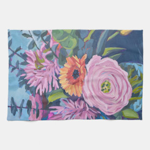 Keuken handdoek met een kleurrijk boeket bloemen
