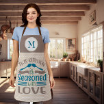 Keuken is gekruid met liefde Monogram Gift Schort<br><div class="desc">Dit ontwerp kan worden gepersonaliseerd door de aanpassingsoptie te kiezen om tekst toe te voegen of andere veranderingen aan te brengen. Als dit product de optie heeft om het ontwerp naar een ander object over te brengen, moet u het ontwerp zo nodig aanpassen. Neem contact met me op colorflowcreations@gmail.com als...</div>