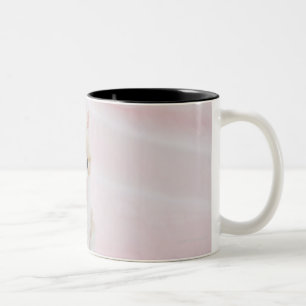 Keuken op roze achtergrond tweekleurige koffiemok