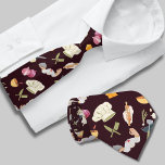 Keuken thema patroon Stropdas<br><div class="desc">Het mannen stropdas heeft een prachtig patroon geïnspireerd op kokseapparatuur, waardoor het een doordacht geschenk is aan cadeau voor een vader of grootvader die een passie heeft om te koken of een professionele chef-kok is. Het ontwerp toont een verscheidenheid aan chef-gerelateerde petten en gereedschappen, zoals koksmessen, kookgerei, whisks, spatels, messen...</div>