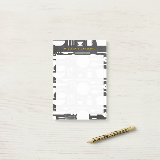 Keukencollage op de achtergrond van het karton post-it® notes (Op bureau)