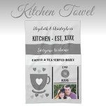 Keukendatum koffiefoto grijs theedoek<br><div class="desc">Transformeer uw keuken met onze gepersonaliseerde keukenhanddoek! Met namen, het jaar van oprichting en de charmante uitdrukking "Coffee and Tea Served Daily", is deze handdoek een gezellige en functionele toevoeging. Perfect voor het vegen, weergeven of cadeau geven, het voegt een warme, persoonlijke touch aan uw ruimte. Combineer het met een...</div>