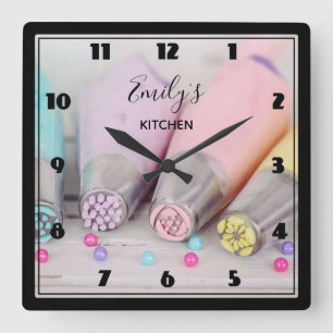 Keukengerei met verkleurde pennen vierkante klok