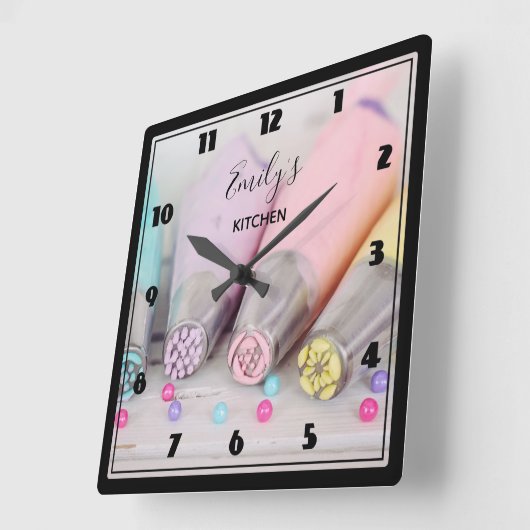 Keukengerei met verkleurde pennen vierkante klok (Hoek)