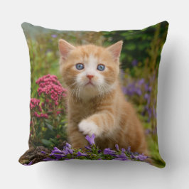 Keukenginger kitten in een tuin kussen